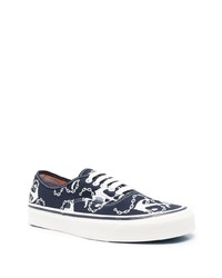 dunkelblaue bedruckte niedrige Sneakers von Vans