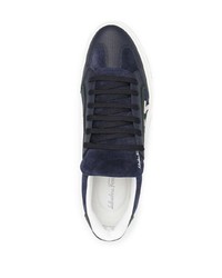 dunkelblaue bedruckte Wildleder niedrige Sneakers von Salvatore Ferragamo