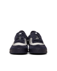 dunkelblaue bedruckte Wildleder niedrige Sneakers von Comme Des Garcons SHIRT