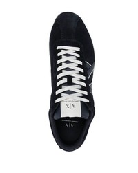 dunkelblaue bedruckte Wildleder niedrige Sneakers von Armani Exchange