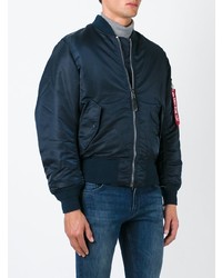 dunkelblaue Bomberjacke von Alpha Industries