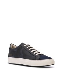 dunkelblaue Camouflage Leder niedrige Sneakers von Common Projects