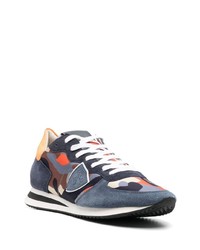 dunkelblaue Camouflage Wildleder niedrige Sneakers von Philippe Model Paris