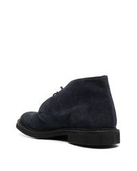 dunkelblaue Chukka-Stiefel aus Wildleder von Tricker's