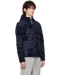 dunkelblaue Daunenjacke mit Blumenmuster von Moncler