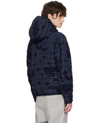 dunkelblaue Daunenjacke mit Blumenmuster von Moncler