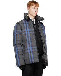 dunkelblaue Daunenjacke mit Karomuster von Burberry