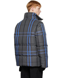 dunkelblaue Daunenjacke mit Karomuster von Burberry