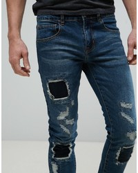 dunkelblaue enge Jeans mit Destroyed-Effekten