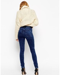 dunkelblaue enge Jeans mit Destroyed-Effekten von Asos