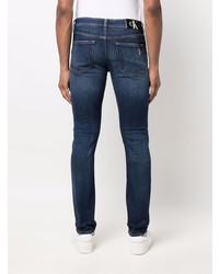 dunkelblaue enge Jeans mit Destroyed-Effekten von Calvin Klein Jeans