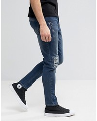 dunkelblaue enge Jeans mit Destroyed-Effekten