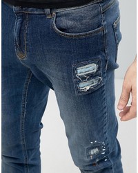 dunkelblaue enge Jeans mit Destroyed-Effekten