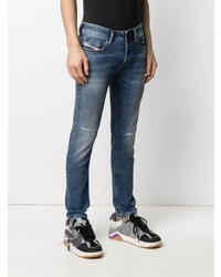 dunkelblaue enge Jeans mit Destroyed-Effekten von Diesel