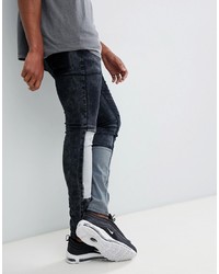 dunkelblaue enge Jeans mit Flicken