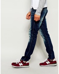 dunkelblaue enge Jeans von Wrangler