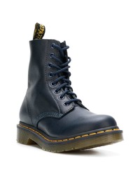 dunkelblaue flache Stiefel mit einer Schnürung aus Leder von Dr. Martens