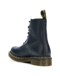 dunkelblaue flache Stiefel mit einer Schnürung aus Leder von Dr. Martens