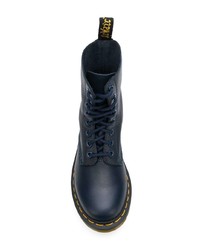 dunkelblaue flache Stiefel mit einer Schnürung aus Leder von Dr. Martens