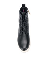 dunkelblaue flache Stiefel mit einer Schnürung aus Leder von Tommy Hilfiger