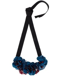 dunkelblaue Halskette mit Blumenmuster