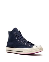 dunkelblaue hohe Sneakers aus Segeltuch von Converse