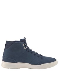 dunkelblaue hohe Sneakers von Lacoste