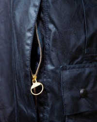 dunkelblaue Jacke mit einer Kentkragen und Knöpfen von Barbour