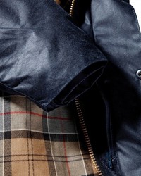 dunkelblaue Jacke mit einer Kentkragen und Knöpfen von Barbour