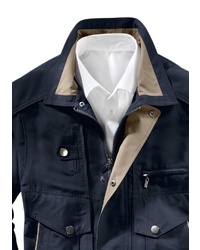 dunkelblaue Jacke mit einer Kentkragen und Knöpfen von Classic