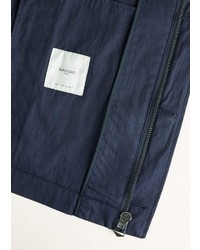 dunkelblaue Jacke mit einer Kentkragen und Knöpfen von Mango Man