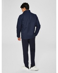 dunkelblaue Jacke mit einer Kentkragen und Knöpfen von Selected Homme