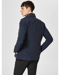 dunkelblaue Jacke mit einer Kentkragen und Knöpfen von Selected Homme