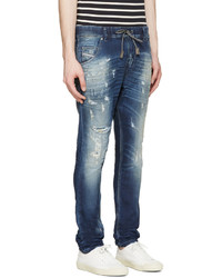 dunkelblaue Jeans mit Destroyed-Effekten von Diesel