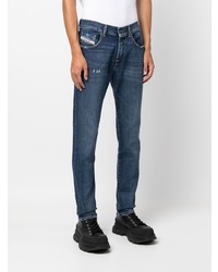 dunkelblaue Jeans mit Destroyed-Effekten von Diesel