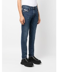 dunkelblaue Jeans mit Destroyed-Effekten von Diesel