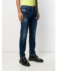 dunkelblaue Jeans mit Destroyed-Effekten von Diesel