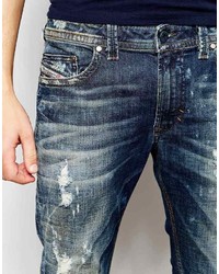 dunkelblaue Jeans mit Destroyed-Effekten von Diesel