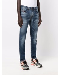 dunkelblaue Jeans mit Destroyed-Effekten von Diesel