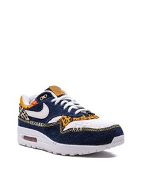 dunkelblaue Jeans niedrige Sneakers mit Leopardenmuster von Nike