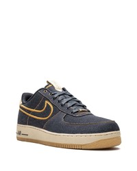 dunkelblaue Jeans niedrige Sneakers von Nike