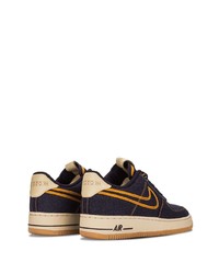 dunkelblaue Jeans niedrige Sneakers von Nike