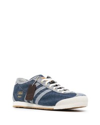 dunkelblaue Jeans niedrige Sneakers von adidas