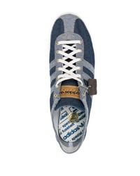 dunkelblaue Jeans niedrige Sneakers von adidas