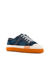 dunkelblaue Jeans niedrige Sneakers von Martine Rose