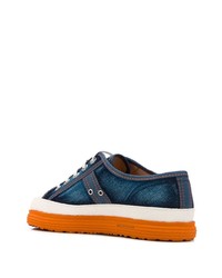 dunkelblaue Jeans niedrige Sneakers von Martine Rose