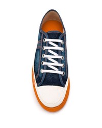 dunkelblaue Jeans niedrige Sneakers von Martine Rose