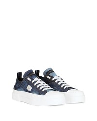 dunkelblaue Jeans niedrige Sneakers von Dolce & Gabbana