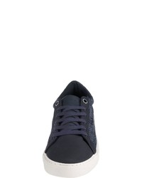 dunkelblaue Jeans niedrige Sneakers von s.Oliver