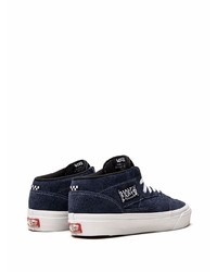 dunkelblaue Jeans niedrige Sneakers von Vans